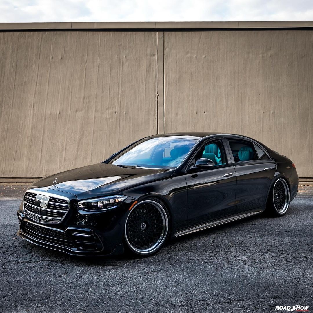 Mercedes S 580 Gets a Bold Makeover in Tiffany Blue