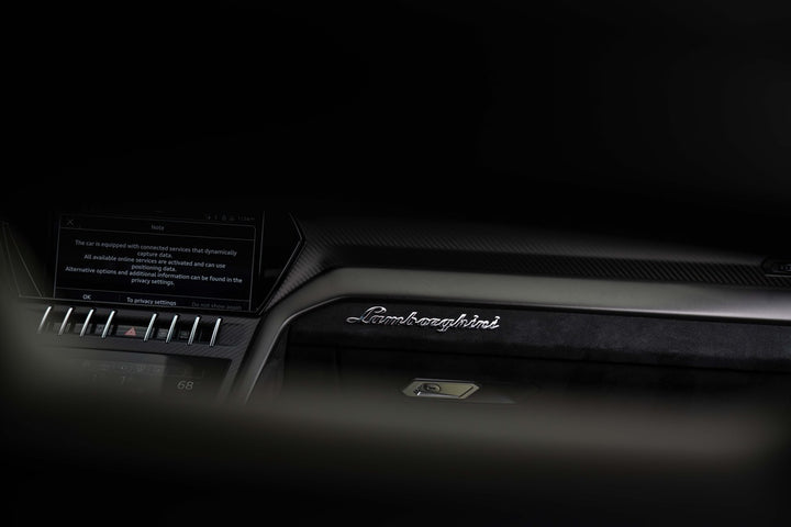 LAMBORGHINI URUS WHEELS AND EXHAUST SYSTEM