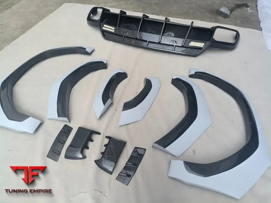 LAMBORGHINI URUS EVO R DRY CARBON BODY KIT