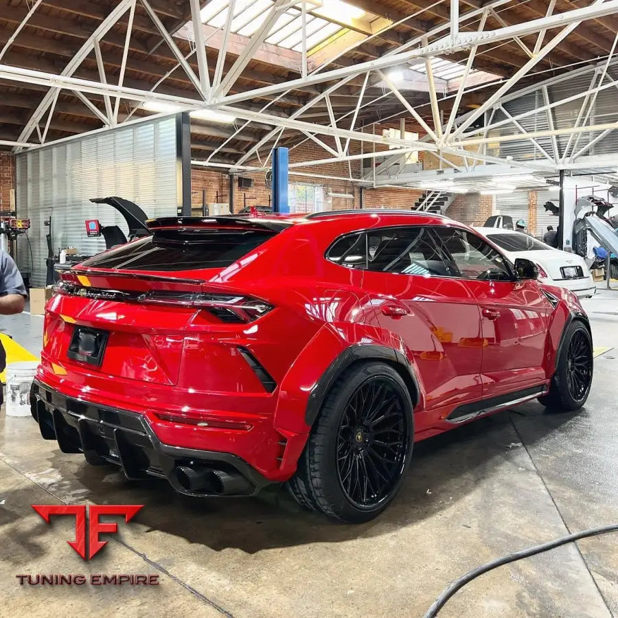 LAMBORGHINI URUS EVO R DRY CARBON BODY KIT