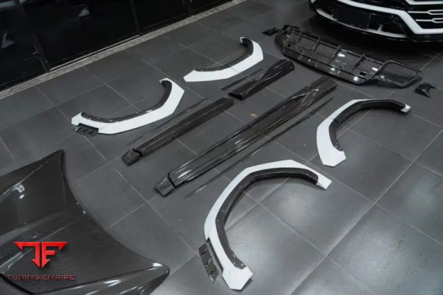 Lamborghini Urus R-Style Dry Carbon Body Kit