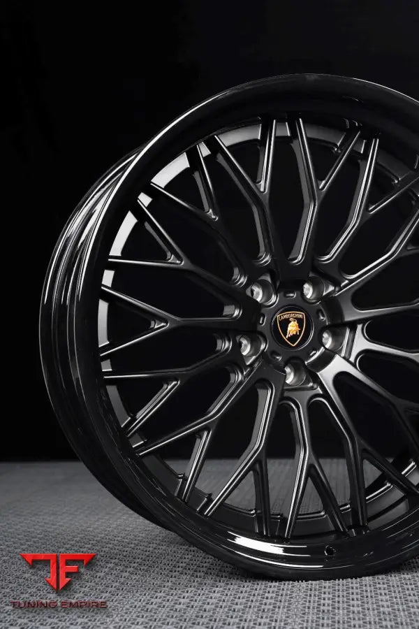 LAMBORGHINI URUS WIDEBODY 24’ WHEELS