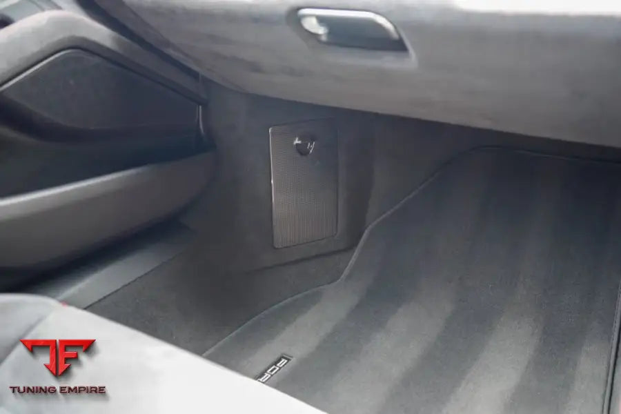 Porsche 911 992.1 carbon fuse panel detail
