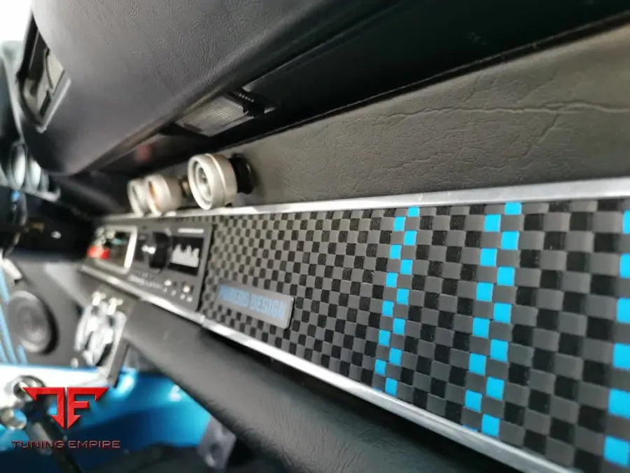 Porsche 911 G-Model aluminium dashboard, view 2