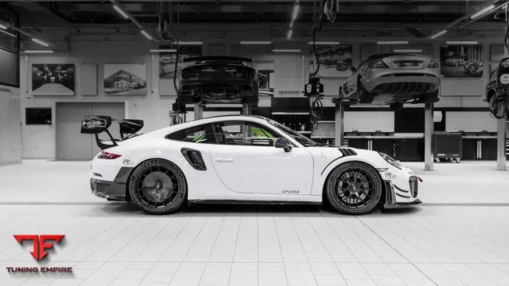SSR PERFORMANCE Carbon Rear Panel with Tailpipe Surrounds Porsche 991.2 GT2 RS