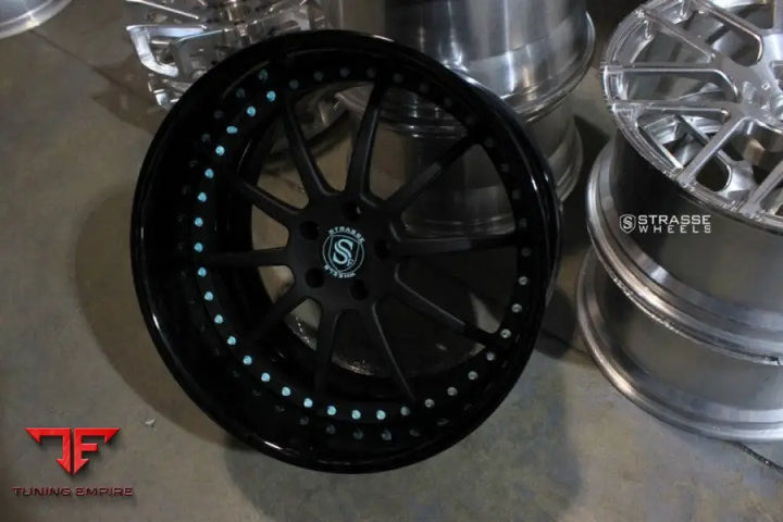 STRASSE R10 SIGNATURE