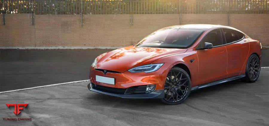 URBAN TESLA MODEL S