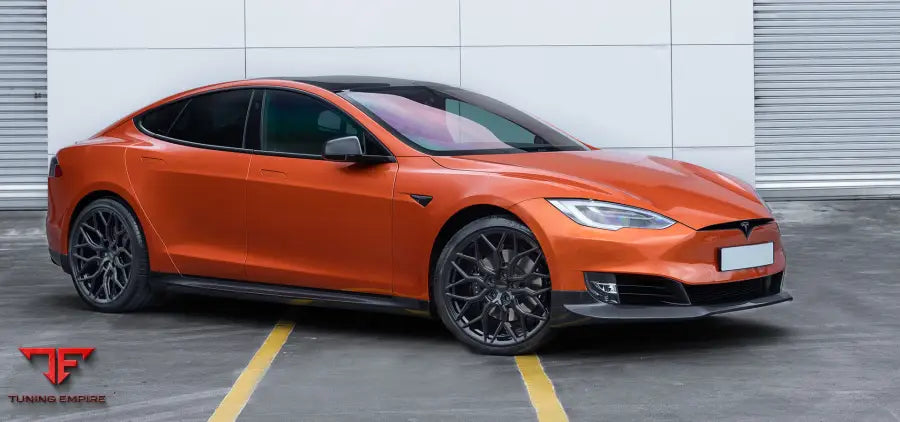 URBAN TESLA MODEL S